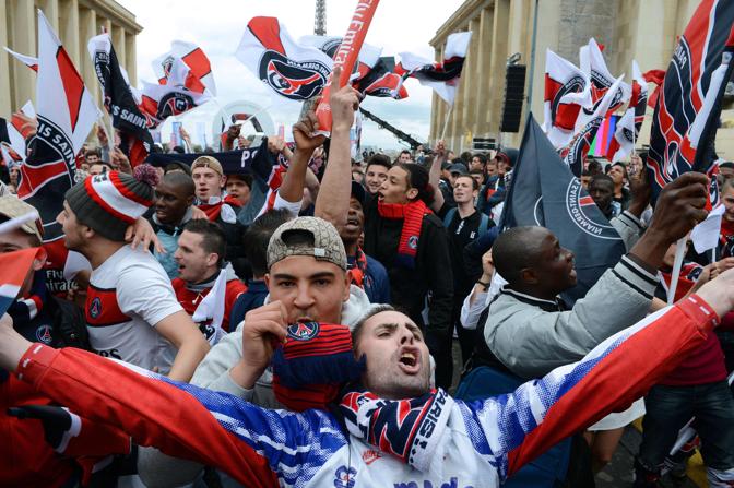 Migliaia di tifosi si sono riversati nelle strade del centro cittadino con bandiere, sciarpe, magliette: Parigi,  qui la festa. Afp